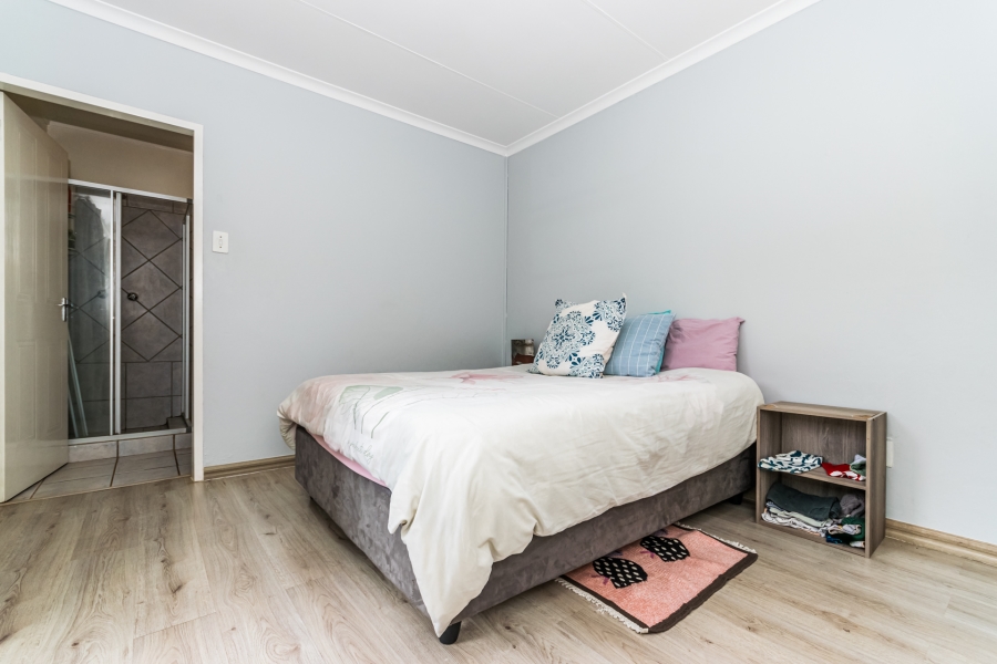3 Bedroom Property for Sale in Die Hoewes Gauteng