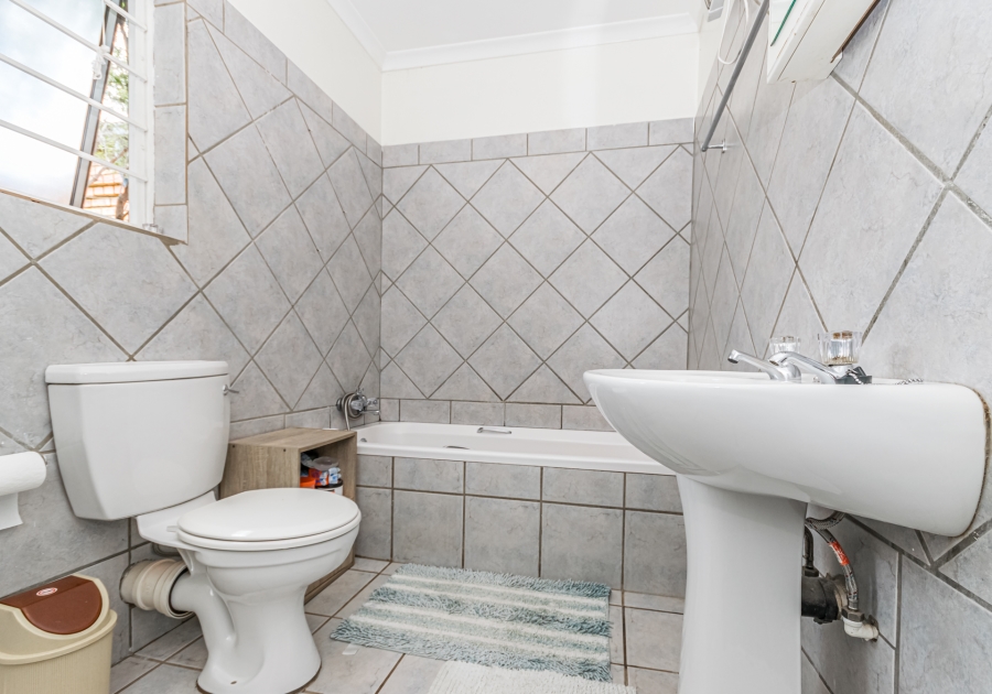 3 Bedroom Property for Sale in Die Hoewes Gauteng