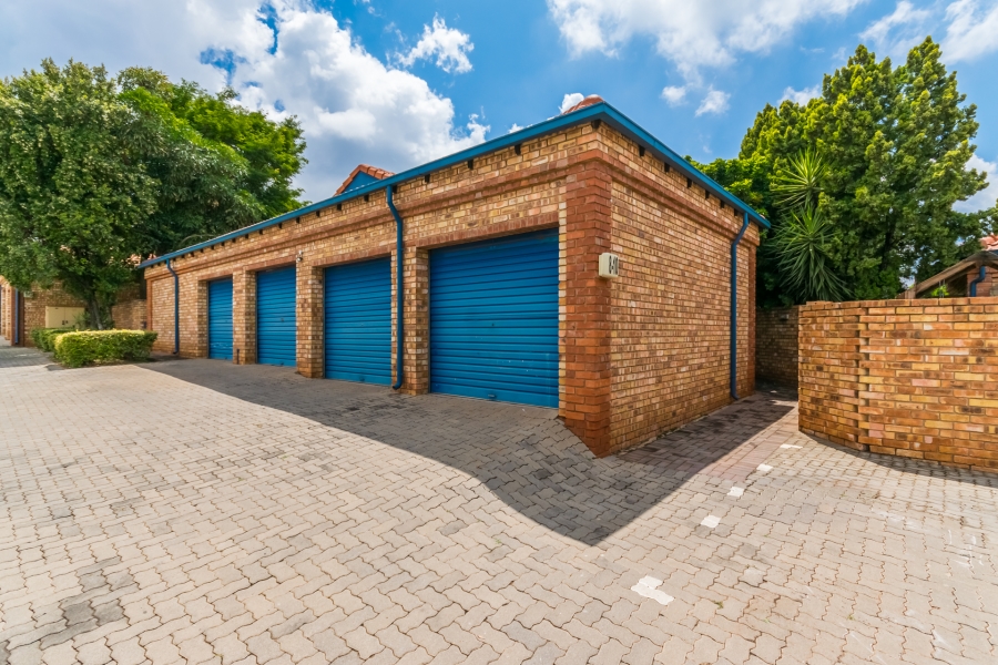 3 Bedroom Property for Sale in Die Hoewes Gauteng