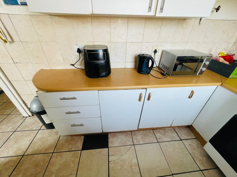 To Let 2 Bedroom Property for Rent in Rhodesfield Gauteng