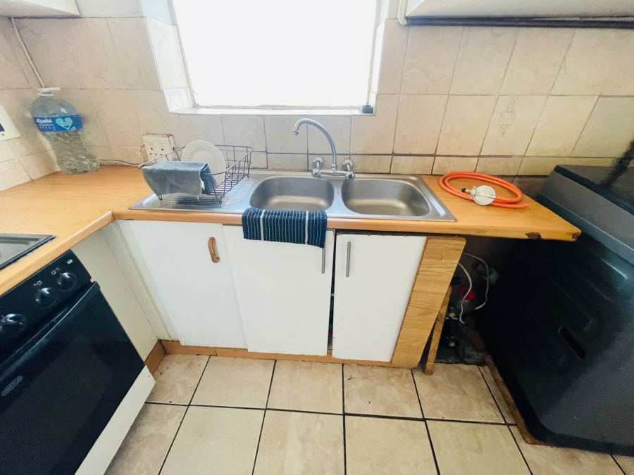 To Let 2 Bedroom Property for Rent in Rhodesfield Gauteng