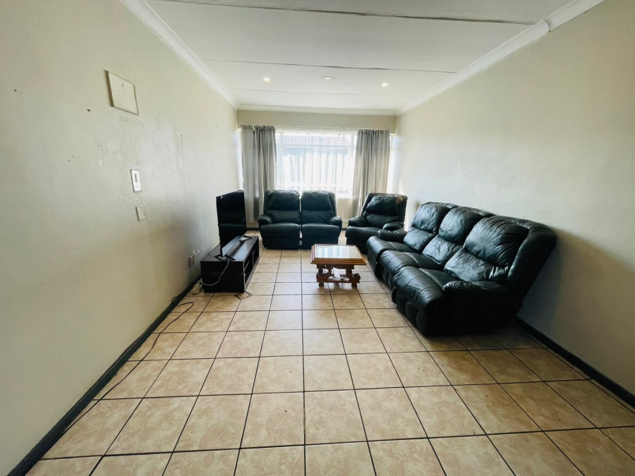 To Let 2 Bedroom Property for Rent in Rhodesfield Gauteng