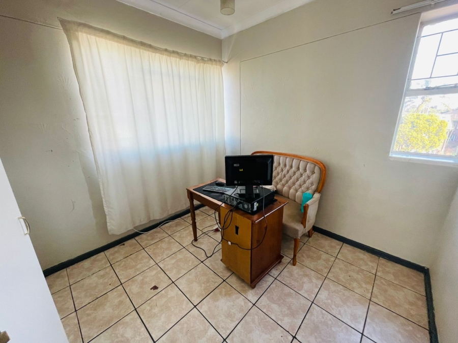 To Let 2 Bedroom Property for Rent in Rhodesfield Gauteng