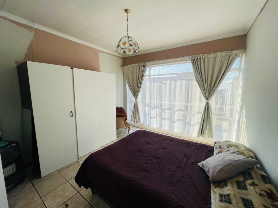To Let 2 Bedroom Property for Rent in Rhodesfield Gauteng