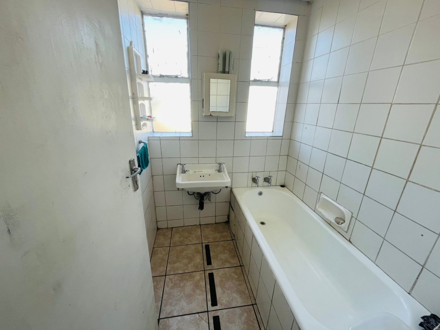 To Let 2 Bedroom Property for Rent in Rhodesfield Gauteng