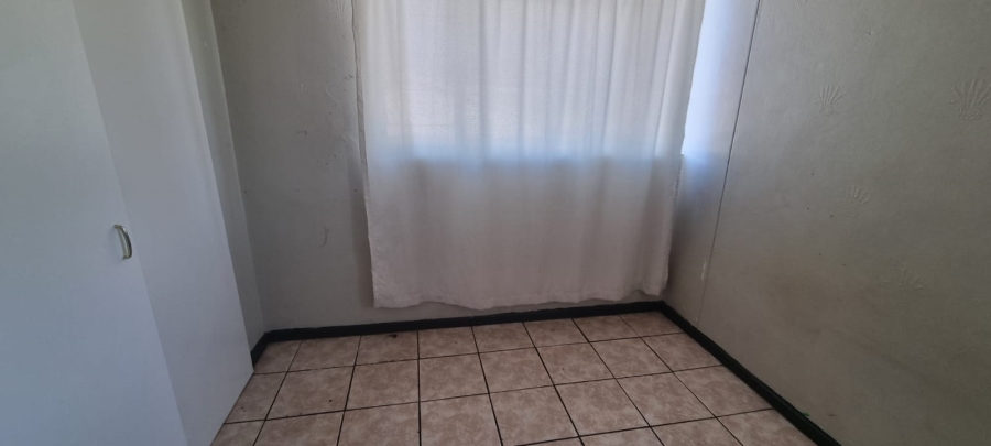 To Let 2 Bedroom Property for Rent in Rhodesfield Gauteng