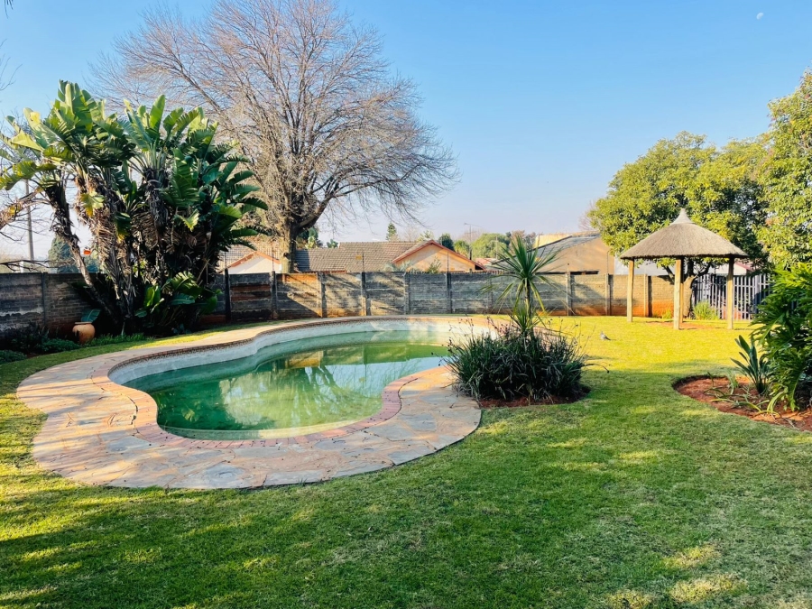 To Let 2 Bedroom Property for Rent in Rhodesfield Gauteng