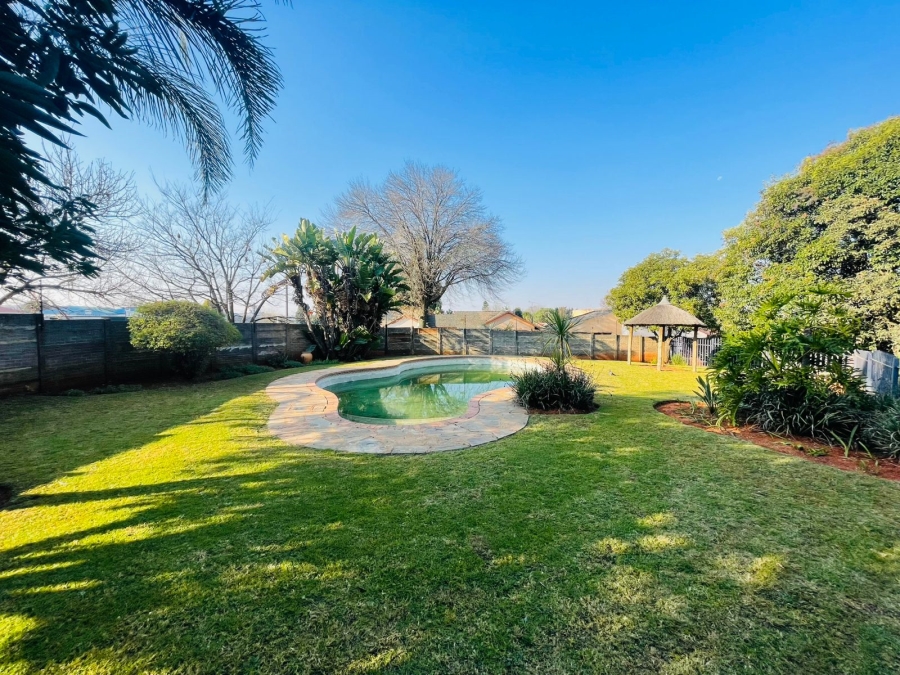 To Let 2 Bedroom Property for Rent in Rhodesfield Gauteng