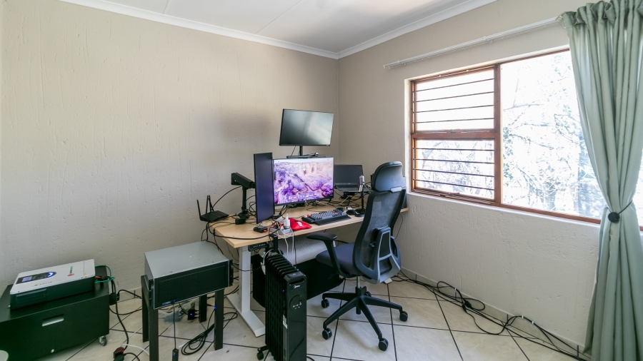 To Let 2 Bedroom Property for Rent in Buccleuch Gauteng