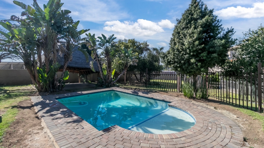 To Let 2 Bedroom Property for Rent in Buccleuch Gauteng