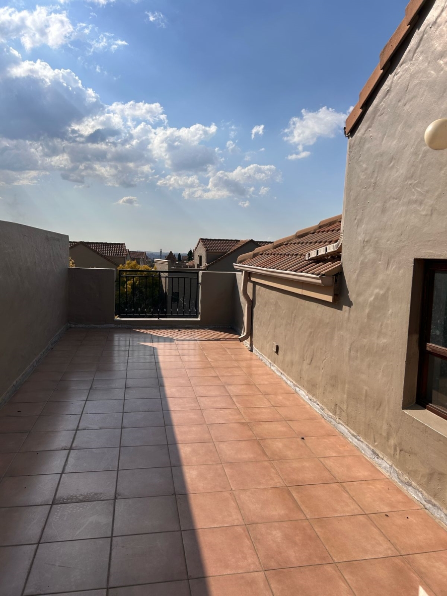 2 Bedroom Property for Sale in Lonehill Gauteng
