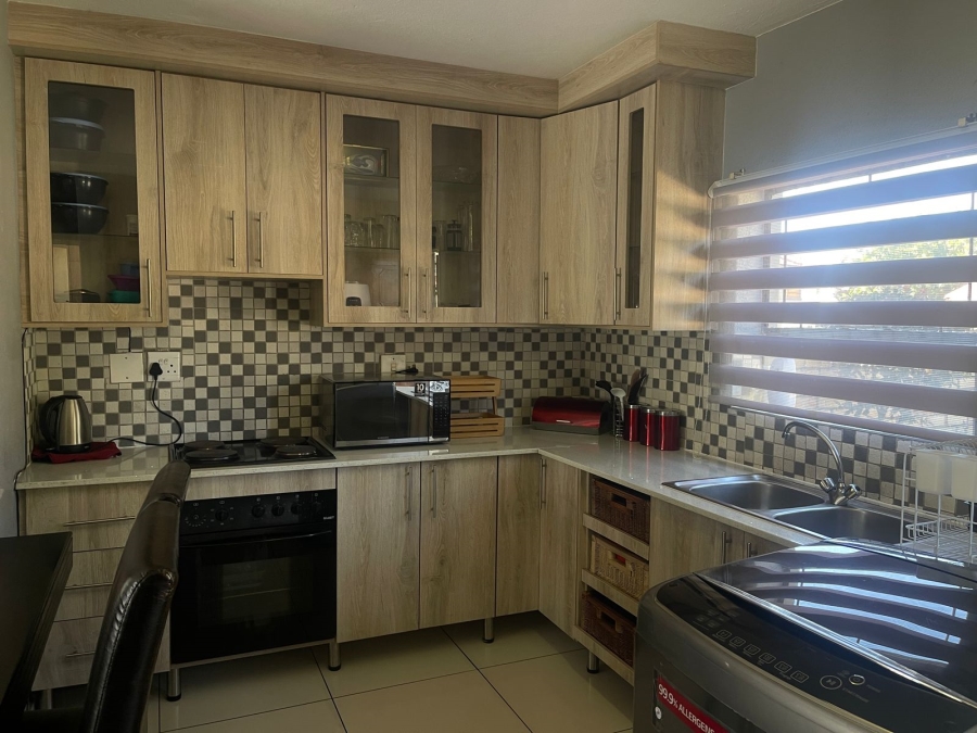 To Let 2 Bedroom Property for Rent in Heuwelsig Estate Gauteng