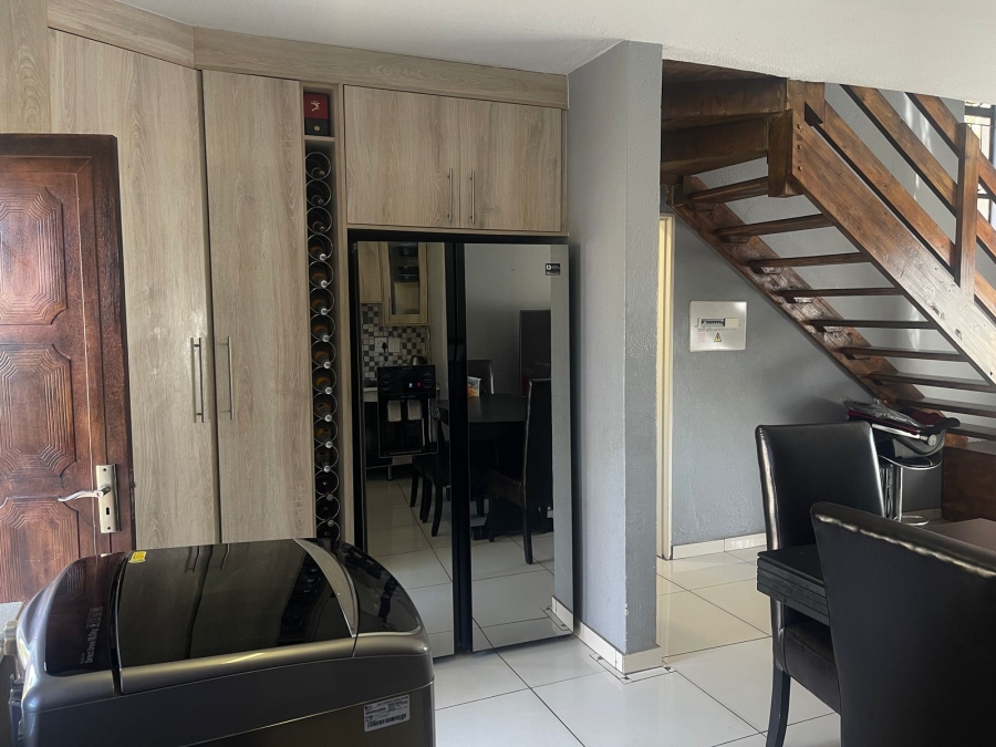 To Let 2 Bedroom Property for Rent in Heuwelsig Estate Gauteng