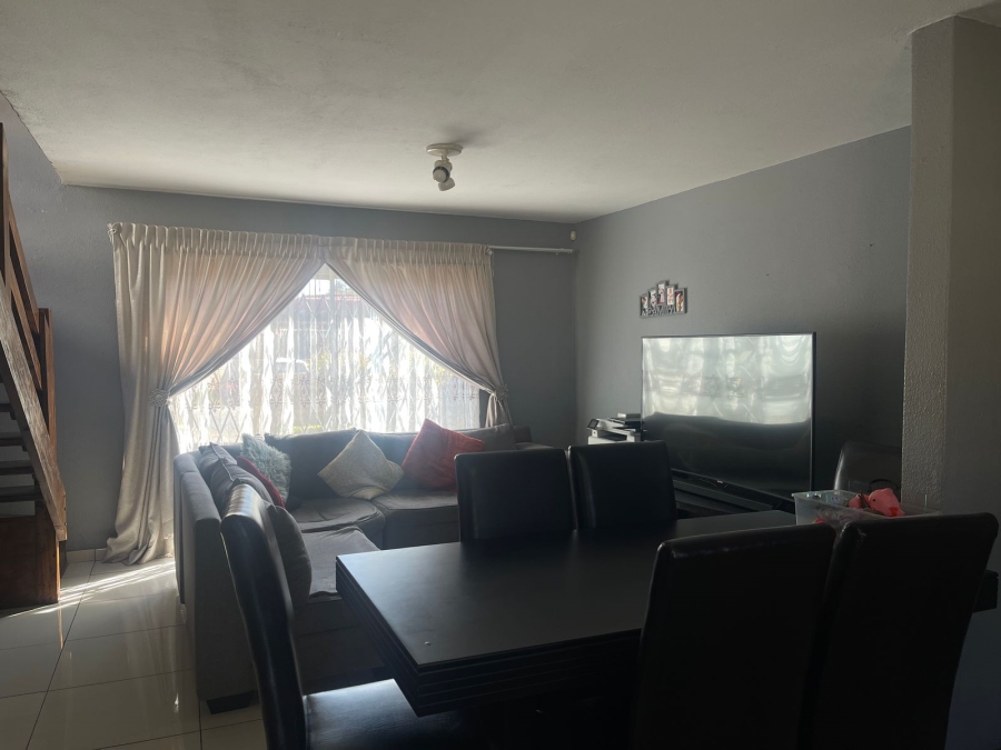 To Let 2 Bedroom Property for Rent in Heuwelsig Estate Gauteng