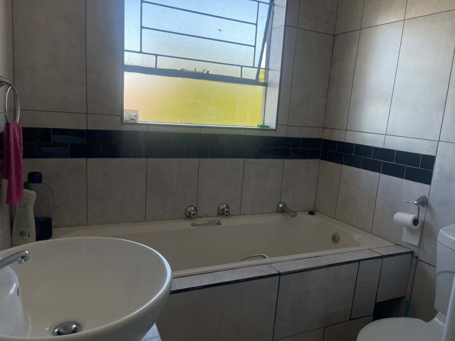To Let 2 Bedroom Property for Rent in Heuwelsig Estate Gauteng