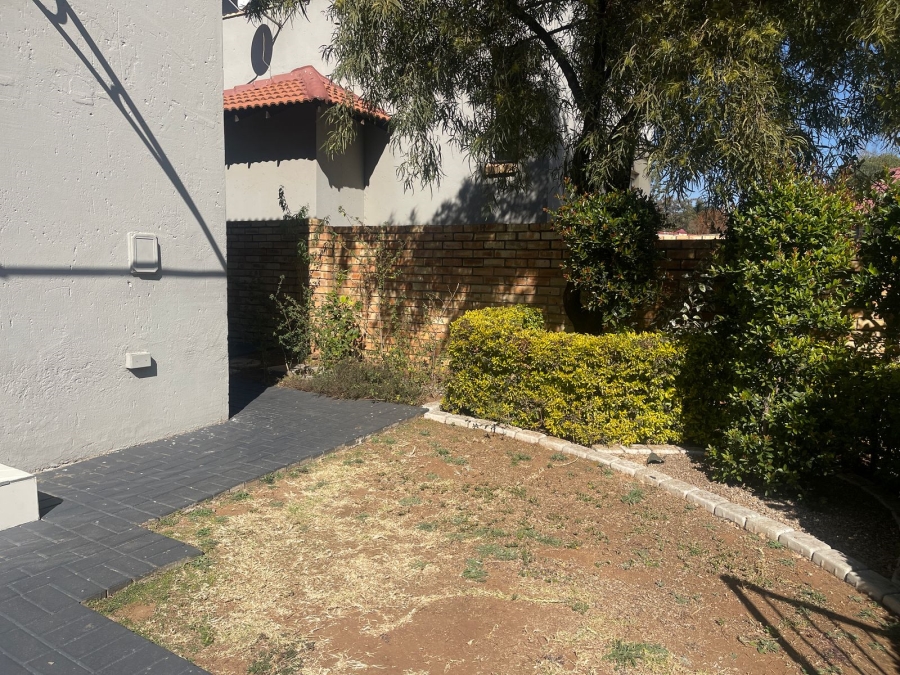 To Let 2 Bedroom Property for Rent in Heuwelsig Estate Gauteng