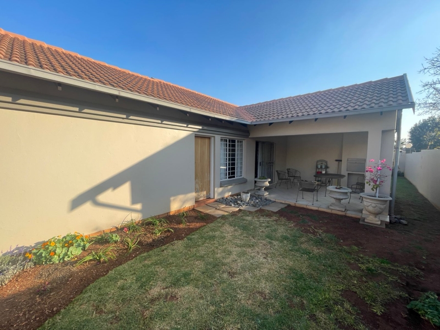 To Let 2 Bedroom Property for Rent in Eldoraigne Gauteng
