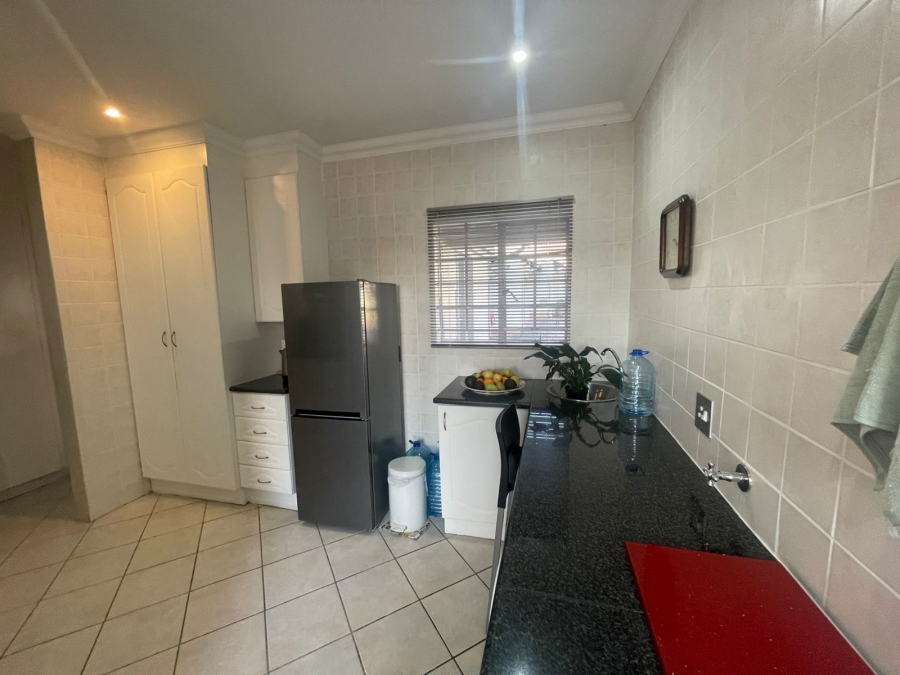 To Let 2 Bedroom Property for Rent in Eldoraigne Gauteng