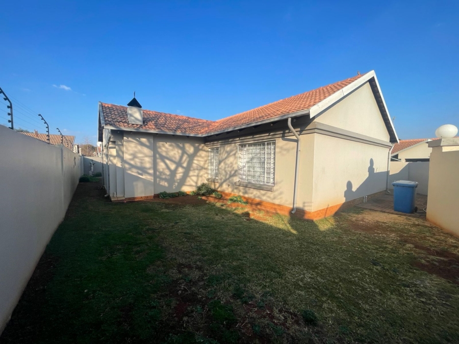 To Let 2 Bedroom Property for Rent in Eldoraigne Gauteng