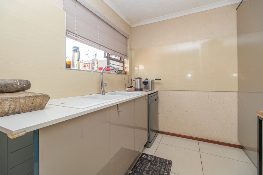 To Let 3 Bedroom Property for Rent in Constantia Kloof Gauteng