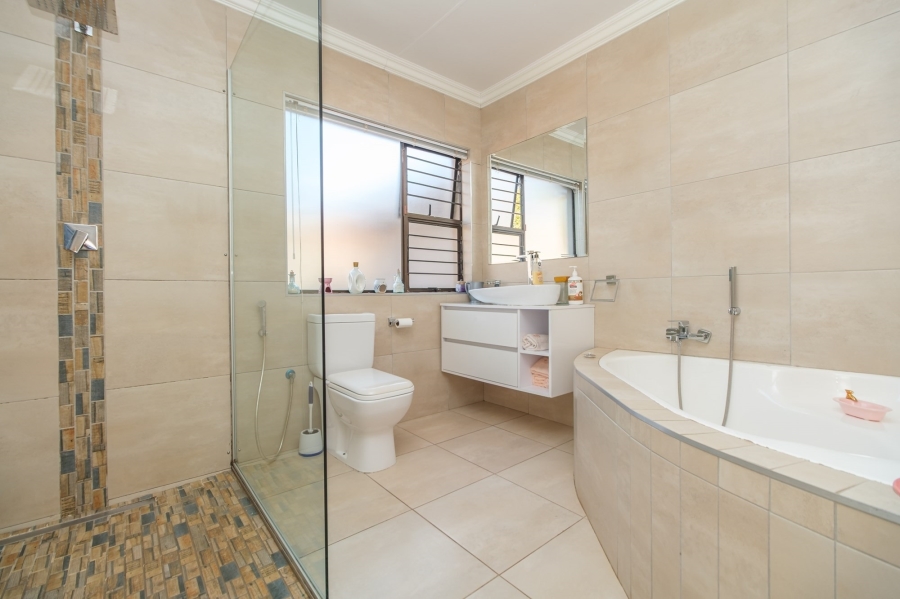 To Let 3 Bedroom Property for Rent in Constantia Kloof Gauteng