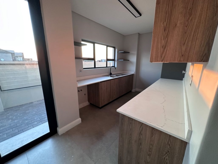5 Bedroom Property for Sale in Midstream Heights Gauteng