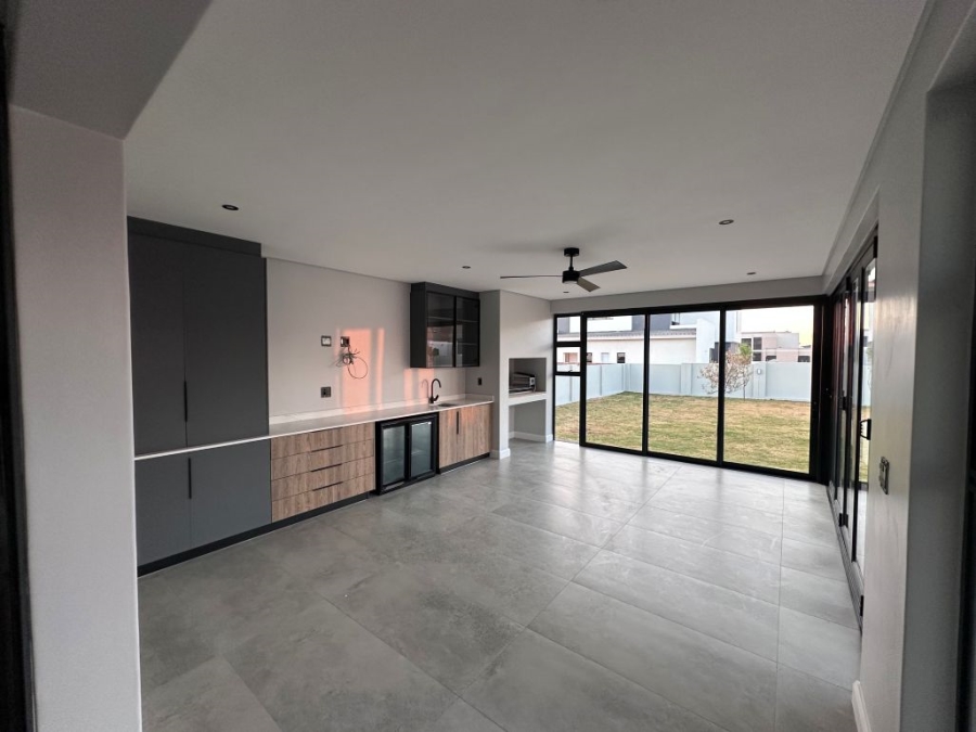 5 Bedroom Property for Sale in Midstream Heights Gauteng