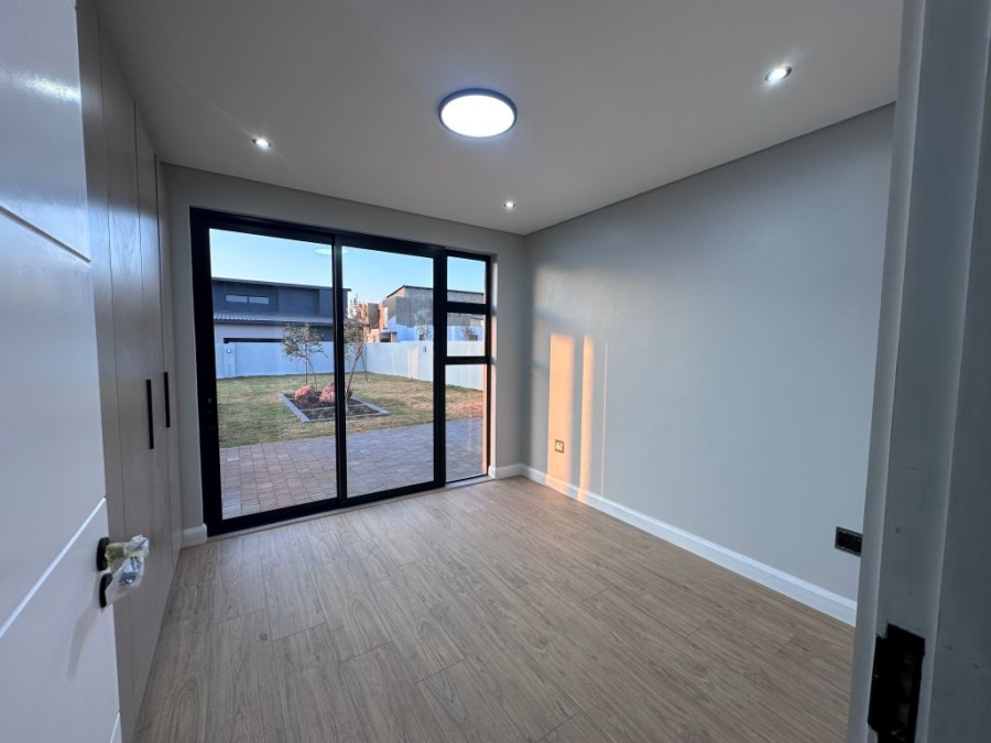 5 Bedroom Property for Sale in Midstream Heights Gauteng
