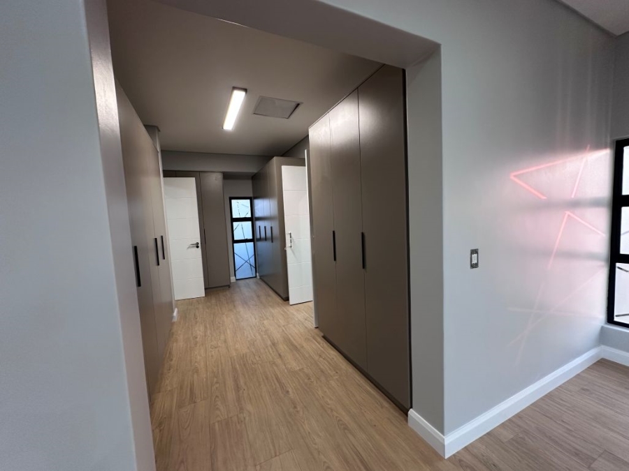 5 Bedroom Property for Sale in Midstream Heights Gauteng
