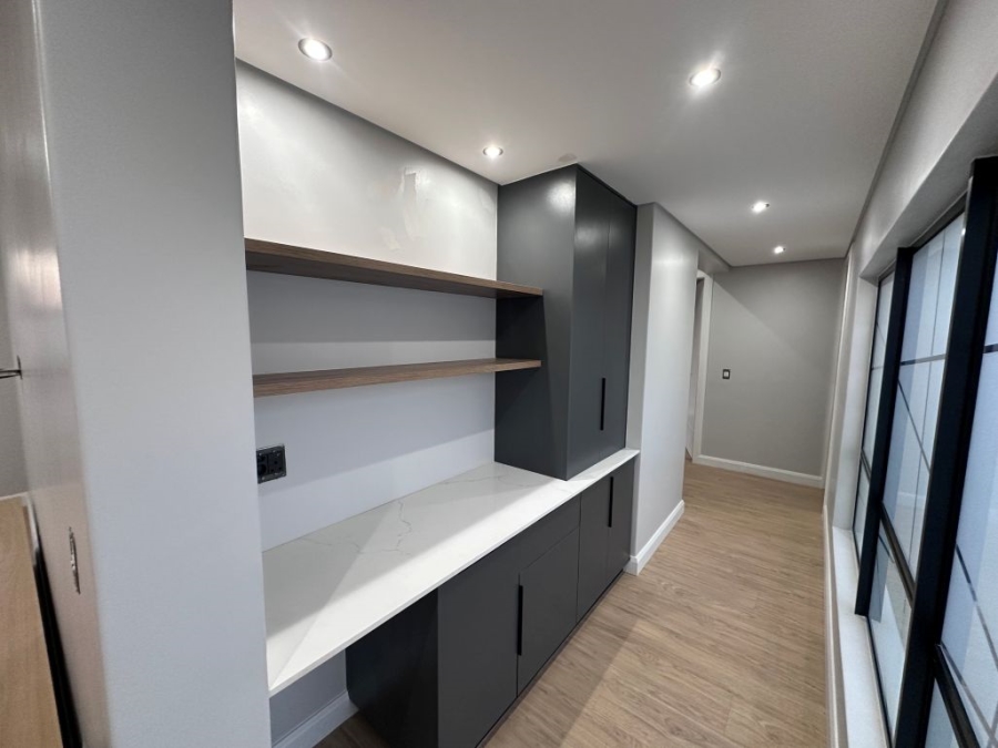 5 Bedroom Property for Sale in Midstream Heights Gauteng