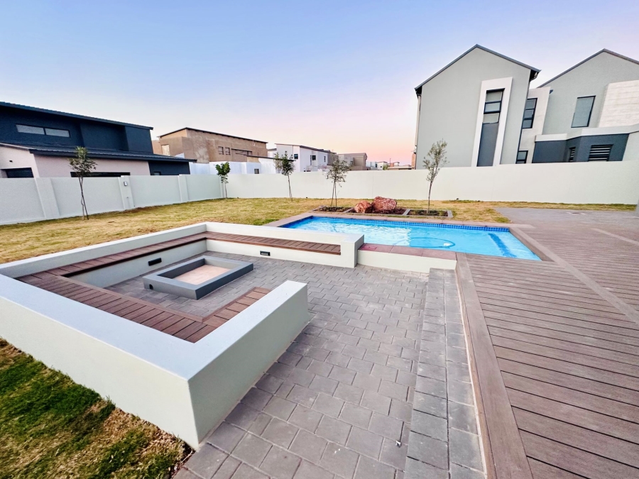 5 Bedroom Property for Sale in Midstream Heights Gauteng