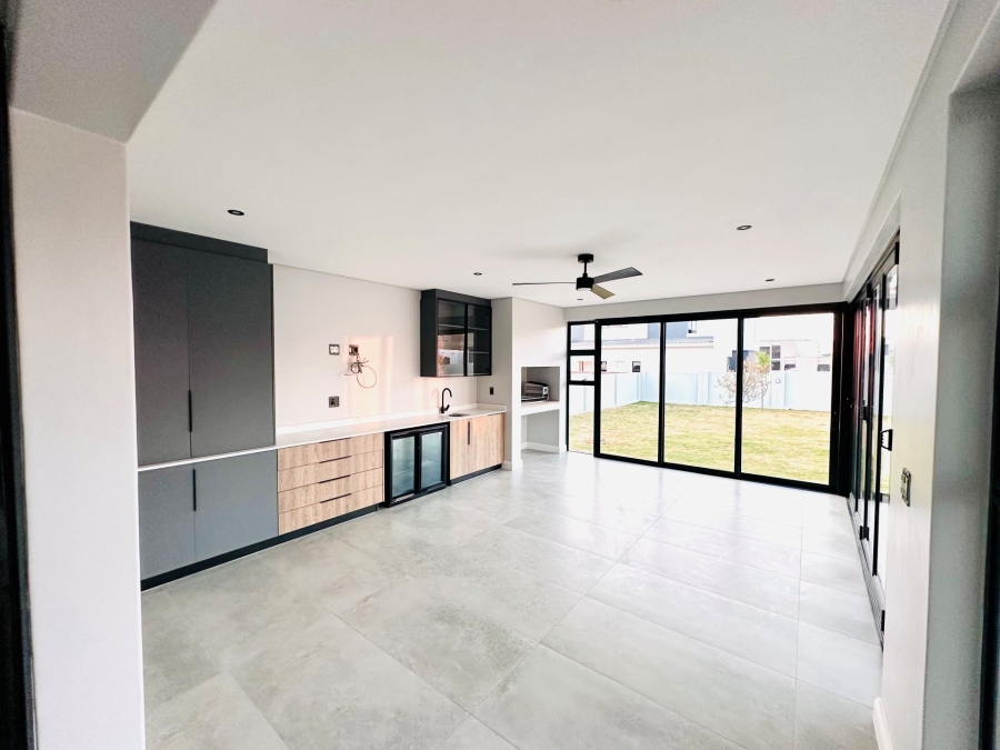 5 Bedroom Property for Sale in Midstream Heights Gauteng