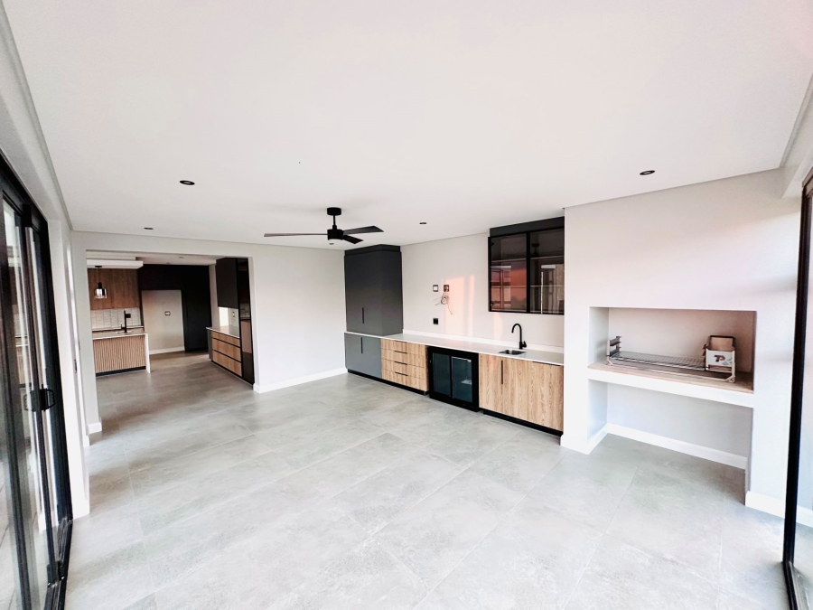 5 Bedroom Property for Sale in Midstream Heights Gauteng