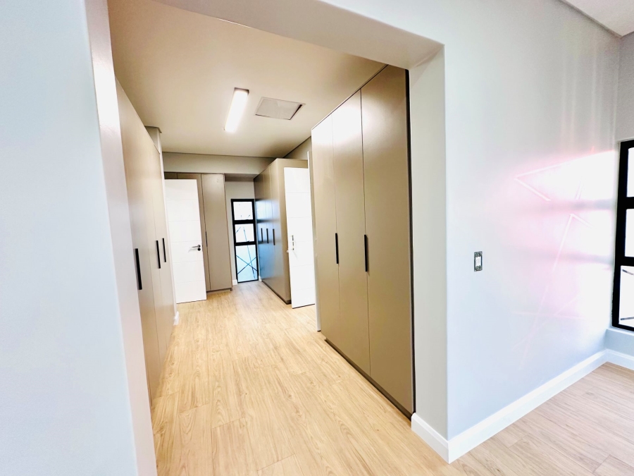 5 Bedroom Property for Sale in Midstream Heights Gauteng