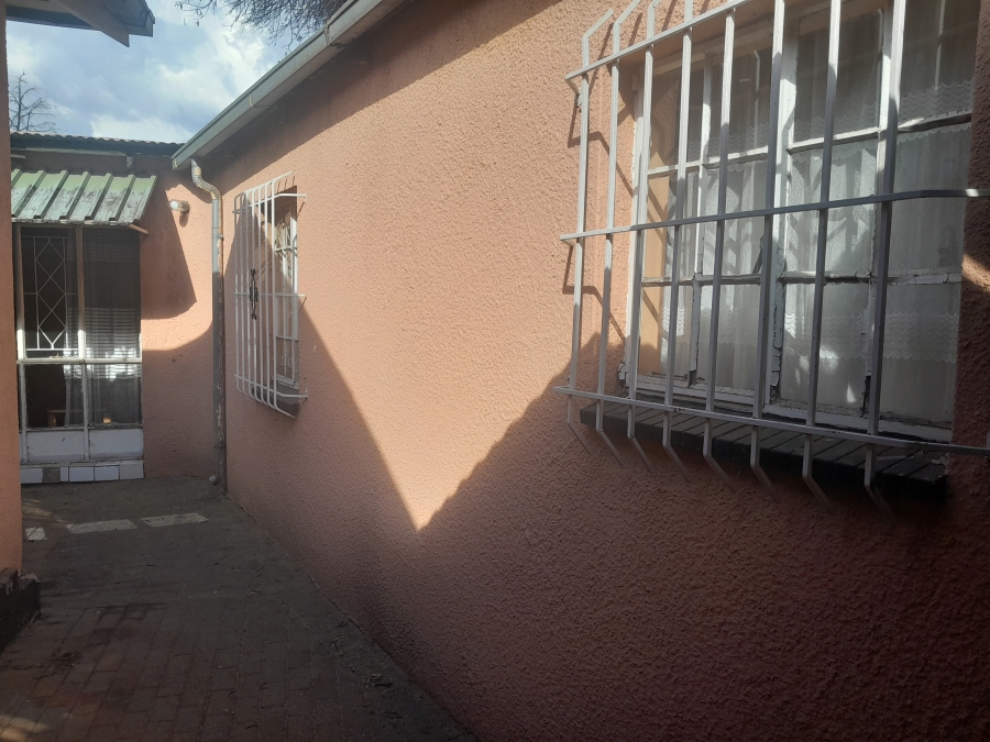 To Let 1 Bedroom Property for Rent in Delville Gauteng