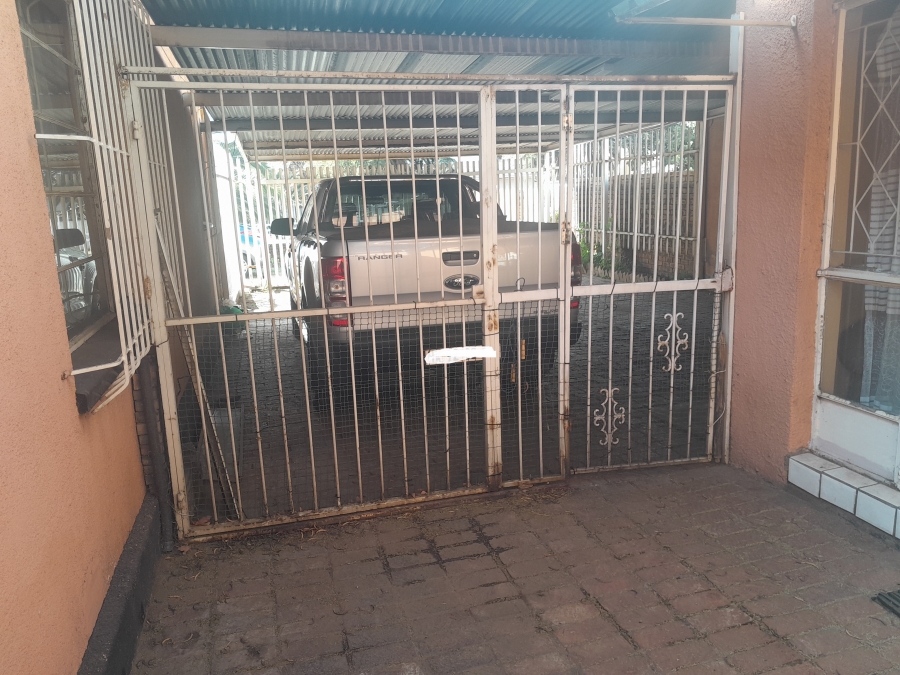 To Let 1 Bedroom Property for Rent in Delville Gauteng
