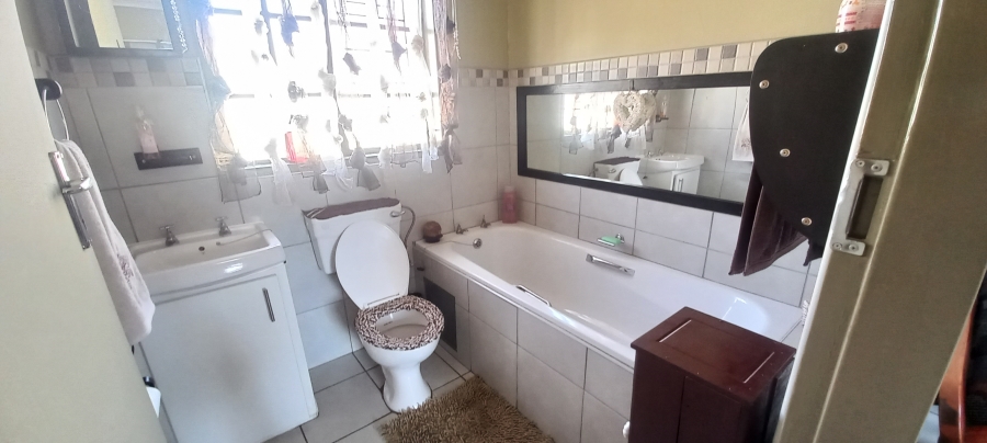 1 Bedroom Property for Sale in Elandspoort Gauteng