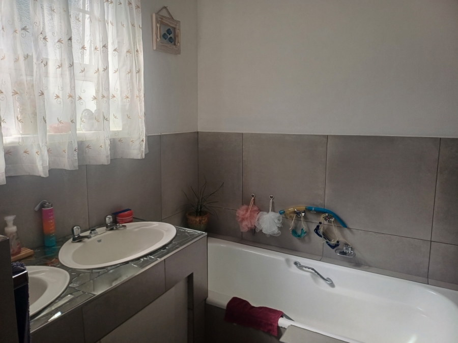 To Let 2 Bedroom Property for Rent in Linden Gauteng