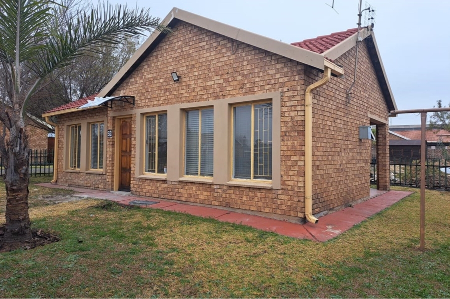 To Let 2 Bedroom Property for Rent in Rhodesfield Gauteng
