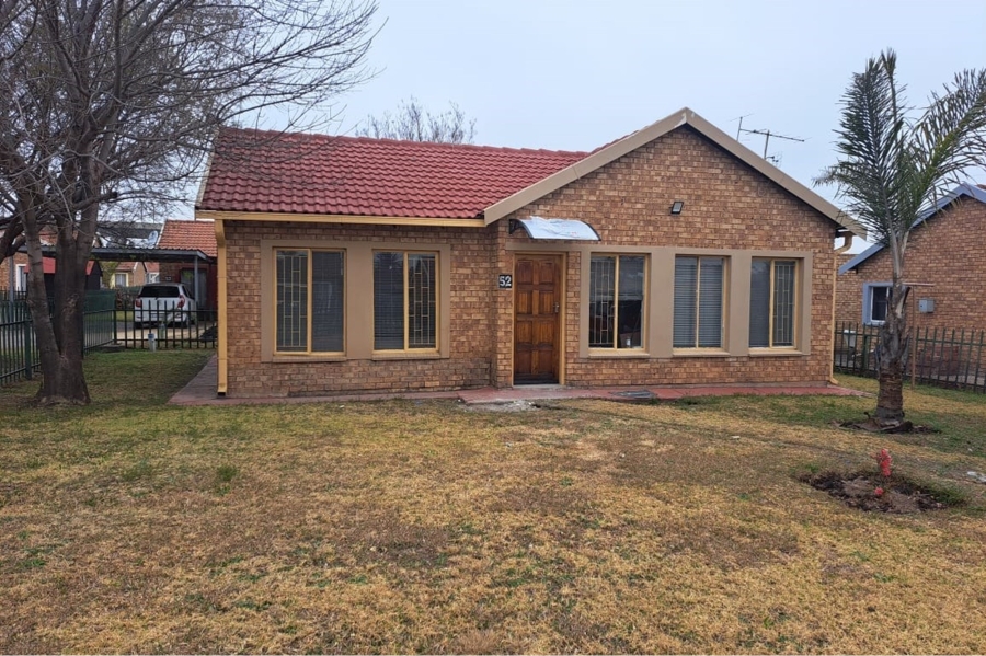 To Let 2 Bedroom Property for Rent in Rhodesfield Gauteng