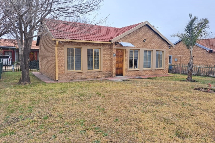 To Let 2 Bedroom Property for Rent in Rhodesfield Gauteng