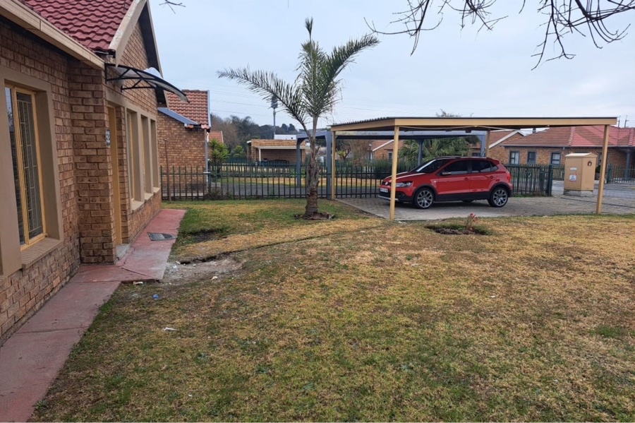 To Let 2 Bedroom Property for Rent in Rhodesfield Gauteng