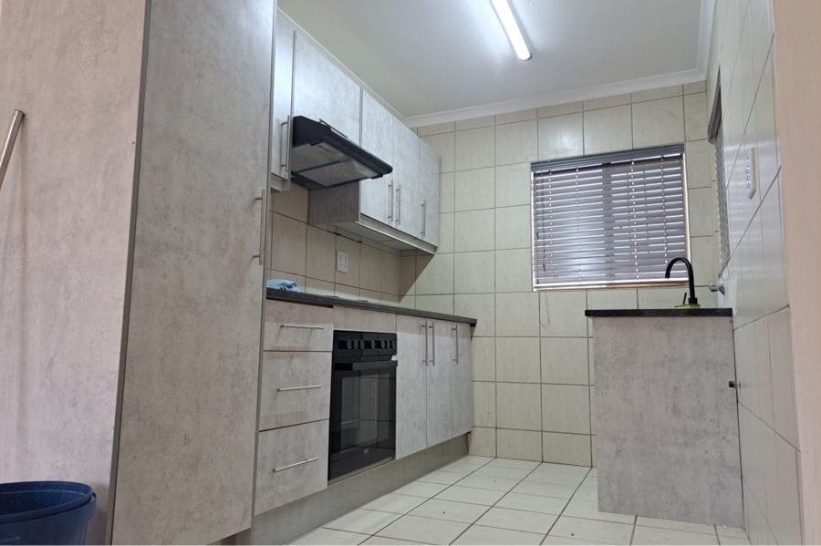 To Let 2 Bedroom Property for Rent in Rhodesfield Gauteng