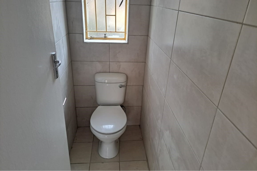 To Let 2 Bedroom Property for Rent in Rhodesfield Gauteng