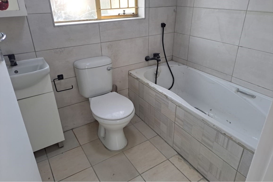 To Let 2 Bedroom Property for Rent in Rhodesfield Gauteng