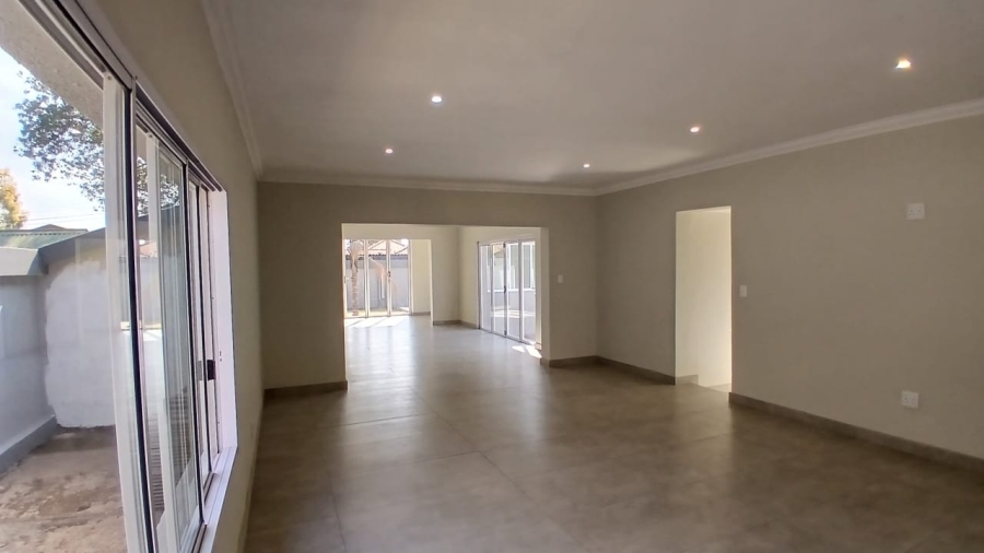 5 Bedroom Property for Sale in Wierda Park Gauteng