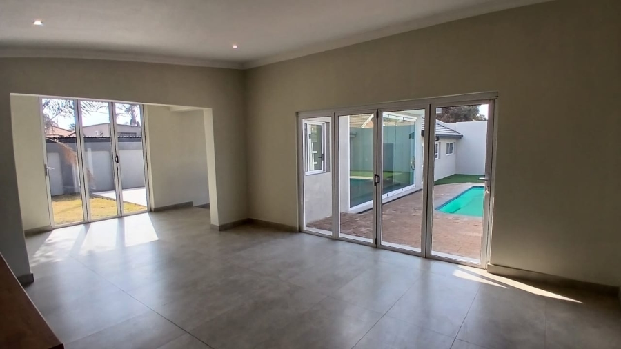 5 Bedroom Property for Sale in Wierda Park Gauteng