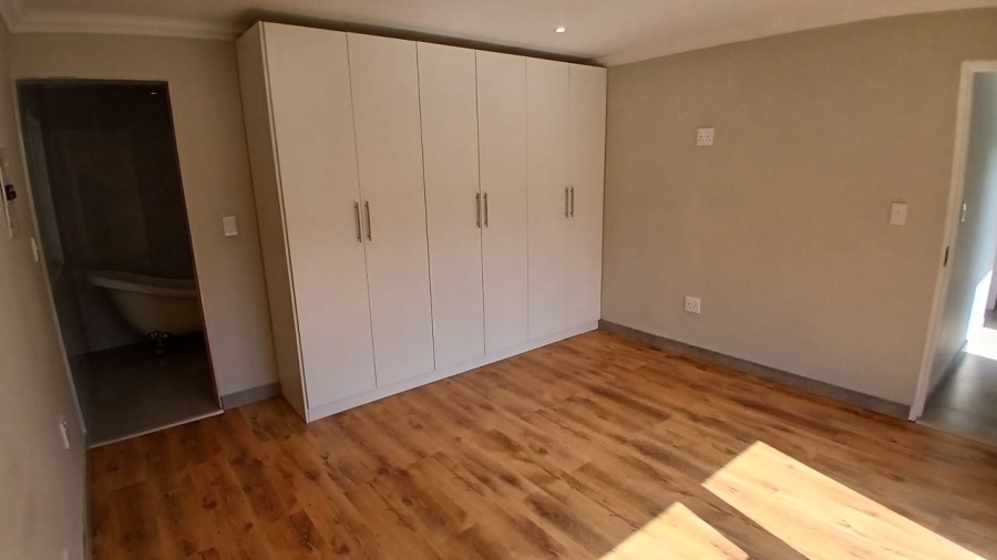 5 Bedroom Property for Sale in Wierda Park Gauteng