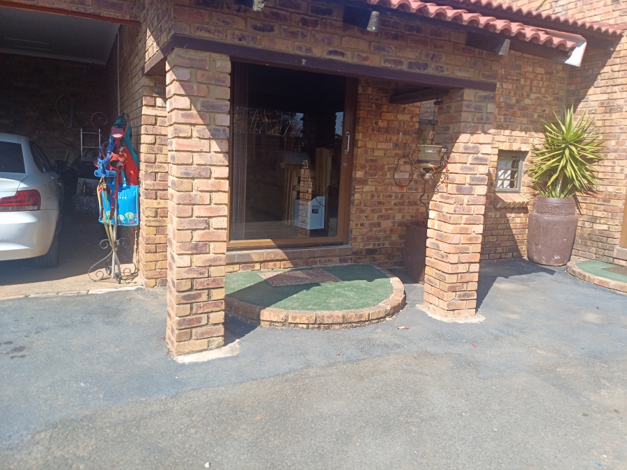 To Let 3 Bedroom Property for Rent in Linden Gauteng