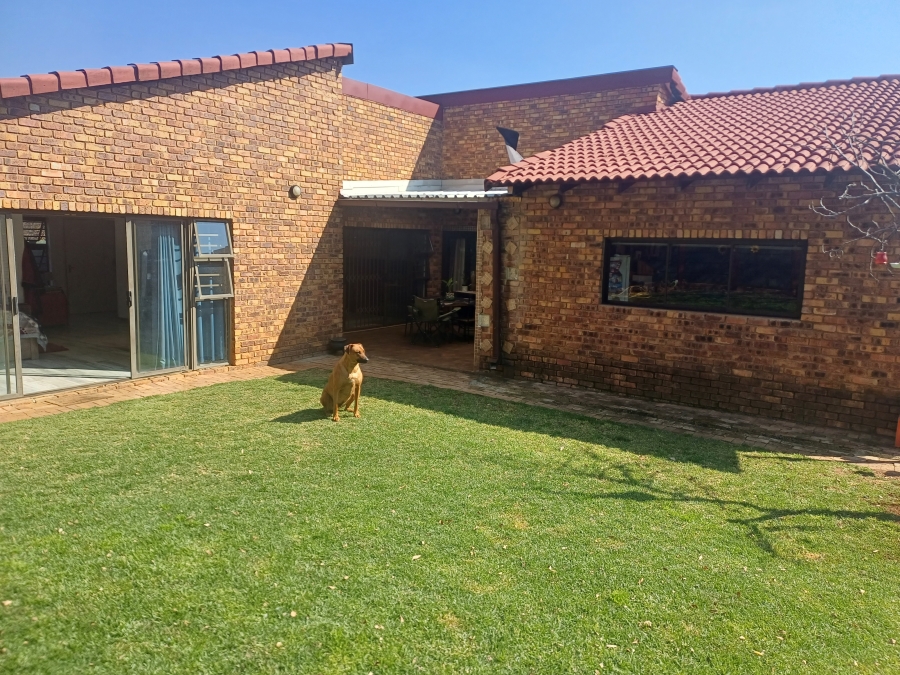 To Let 3 Bedroom Property for Rent in Linden Gauteng
